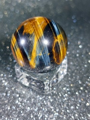 Blaue Tigerauge Kugel 41,9 g 31 mm mit Glasständer - außergewöhnliche Blitzqualität