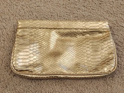 Bolso clutch de cosméticos Guess dorado con textura - Imagen 1 de 4