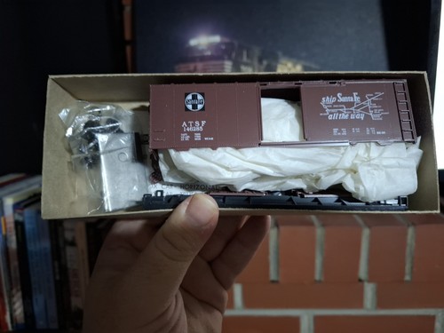Coche de caja Roundhouse Santa Fe 40' (esquema de mapa) - ATSF #146285 - CAJA INCORRECTA | Condition: Used