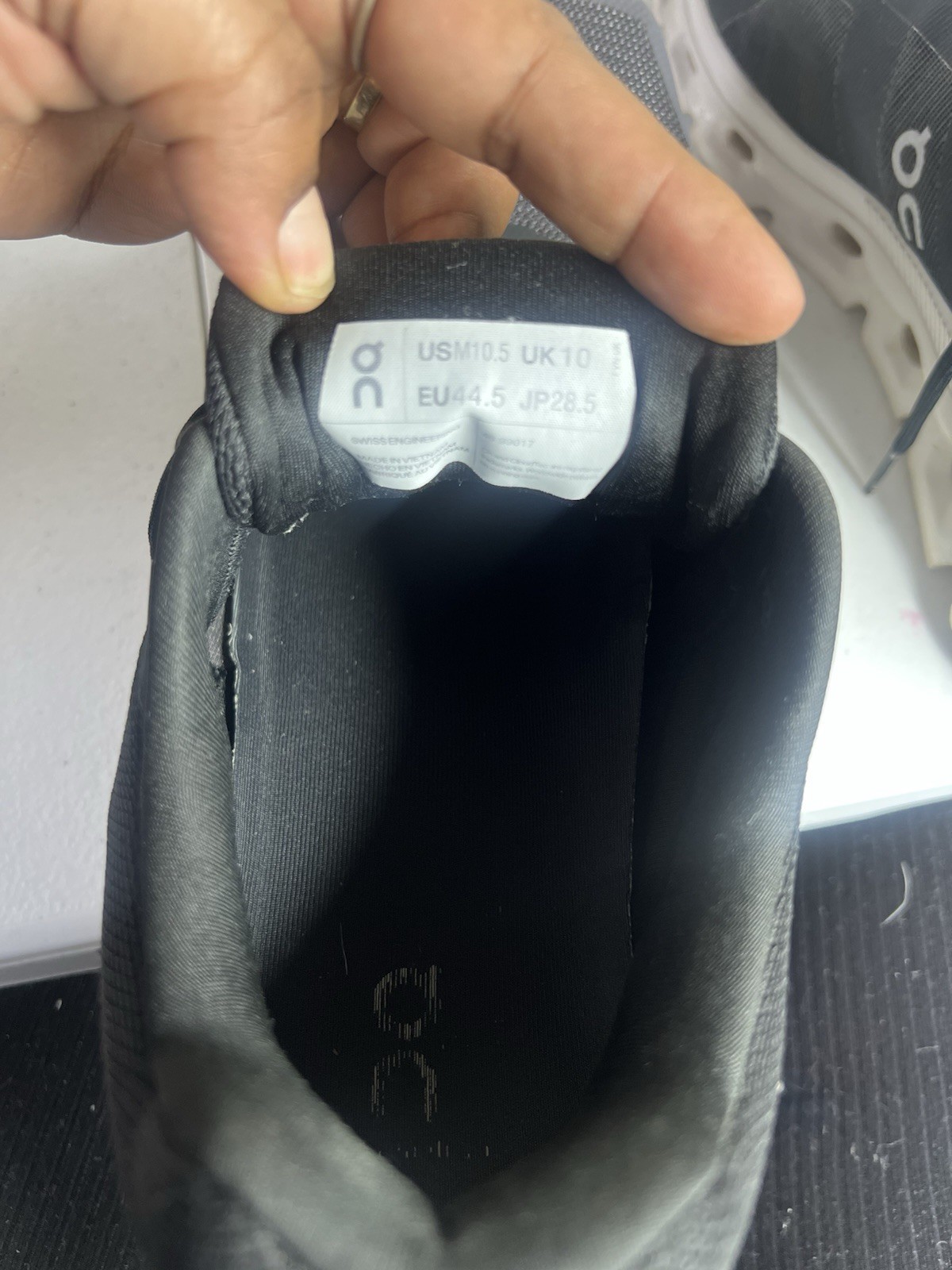 ON CLOUD-RUNNER Eclipse Running Shoes Sneakers Me… - image 4