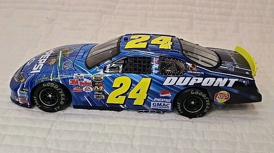 Carro Chevrolet de ação fundido escala 1:24 Jeff Gordon Pepsi Star Wars III escala 1:24 - Imagem 3 de 4