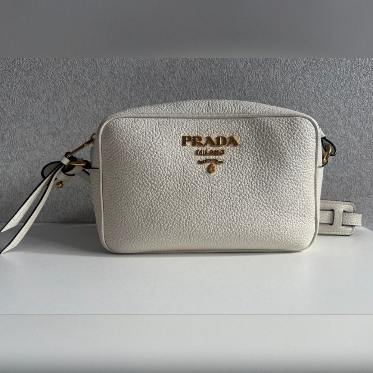 Near Mint Prada Vitello Phoenix leather shoulder bag in white Camera Bag