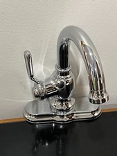 Single Handle Bathroom Faucet in Chrome Finish