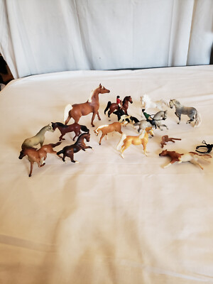 Set of 13 Breyer stable mates horses w/2 riders