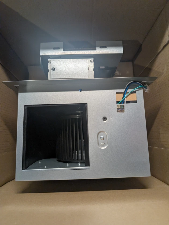 Ventilador de escape cuadrado para baño Kohler Atmo 150 CFM con luz en blanco Foto 4 de 4