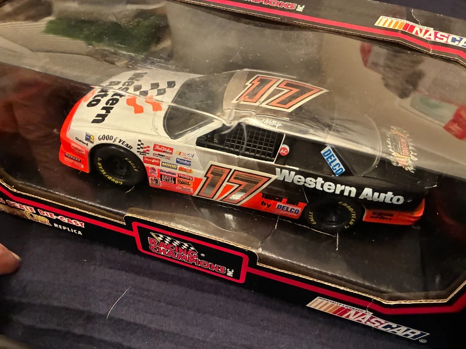 1992 1/24 Racing Champions RARE variation #17 Darrell Waltrip 16 Tampo - Image 3 of 4