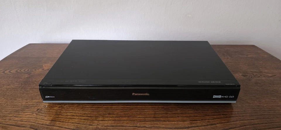 Panasonic DMR-HW100 320GB HDD Freeview Recorder mit Fernbedienung