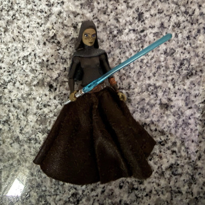 Star Wars Action-Figur Luminara Unduli mit blauem Lichtschwert und Stoffumhang