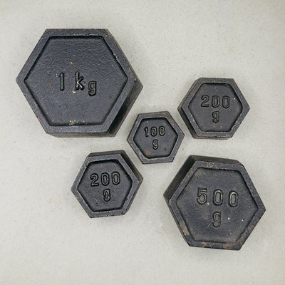 *echte Vintage sechseckige Gusseisen Waage Gewichte Set Industrie Kitchenalia Dekor