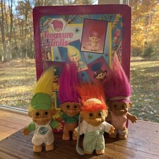 VINTAGE 1992 TREASURE TROLLS PINK CARRYING/STORAGE CASE WITH 4 TROLLS 