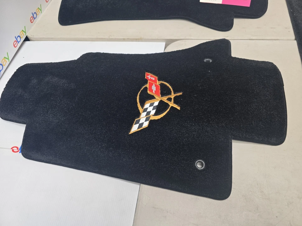 Juego de alfombrillas originales GM LLOYD 97-04 C5 Chevrolet Corvette Cargo Liner DORADO Foto 4 de 4