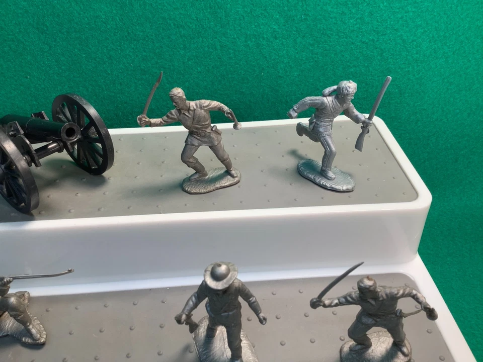 VINTAGE MARX FORT APACHE PLAY SET 54MM CANNON & DEFENDERS IN SILVER COLOR - Image 3 of 4