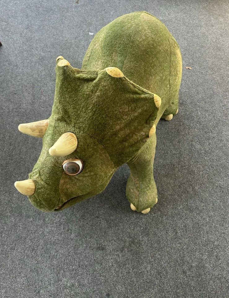 Figura de acción animada de dinosaurio grande Playskool Kota the Triceratops Foto 2 de 4