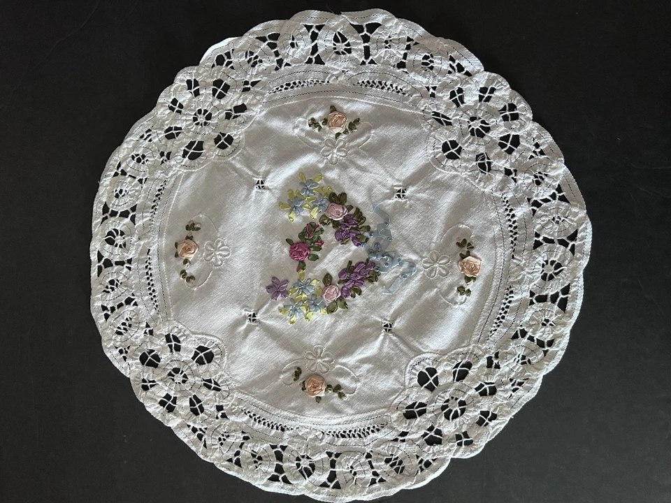 Rund bestickt Cutwork Band Blumen Creme Deckchen Tisch Nachttisch Topper 12,5