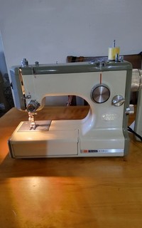 Vintage Sears Kenmore 158.10400 1040 Portable Sewing Machine w/Hard Rose Case