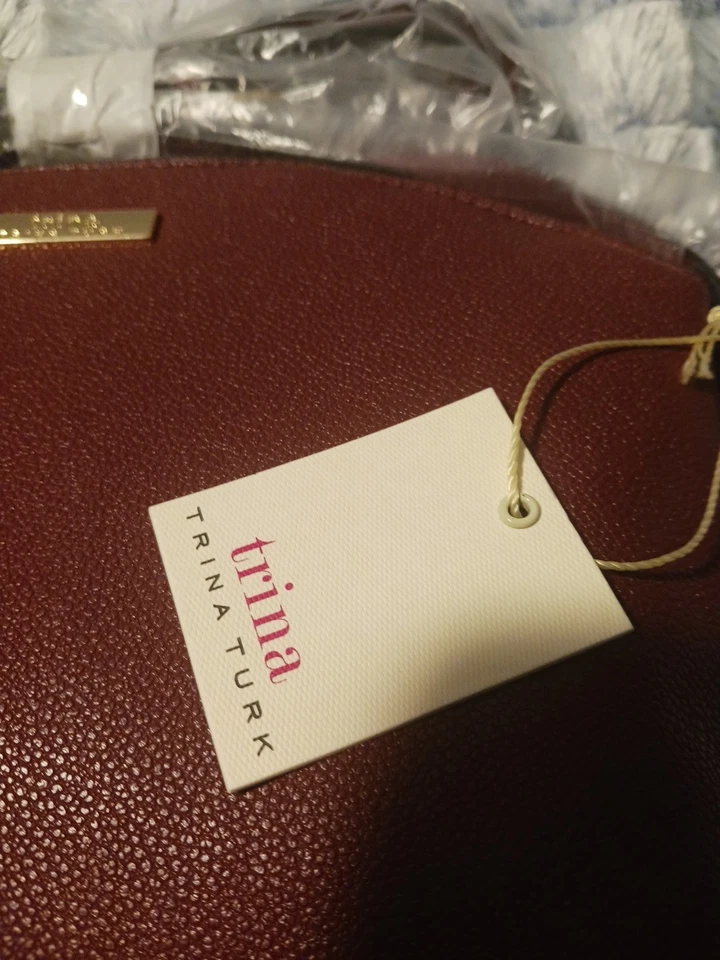 ¡NUEVO CON ETIQUETAS! Cartera Bandolera Trina Turk Color Vino Cuero Vegano Cremallera Precio de venta sugerido por el fabricante $48 Foto 4 de 4