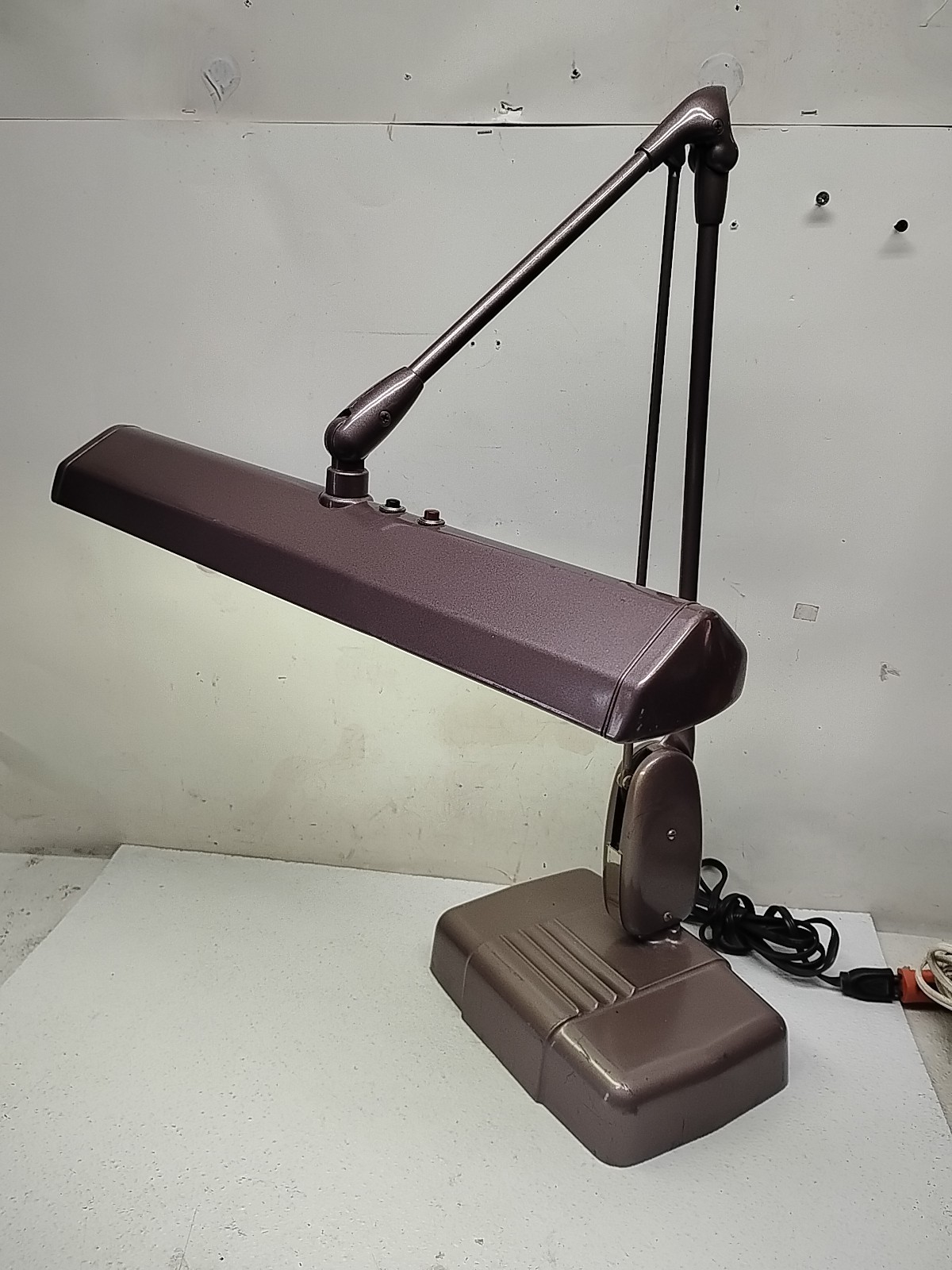 MCM Art Deco Dazor P-2324 Floating Industrial Drafting Lamp Articulating Arm