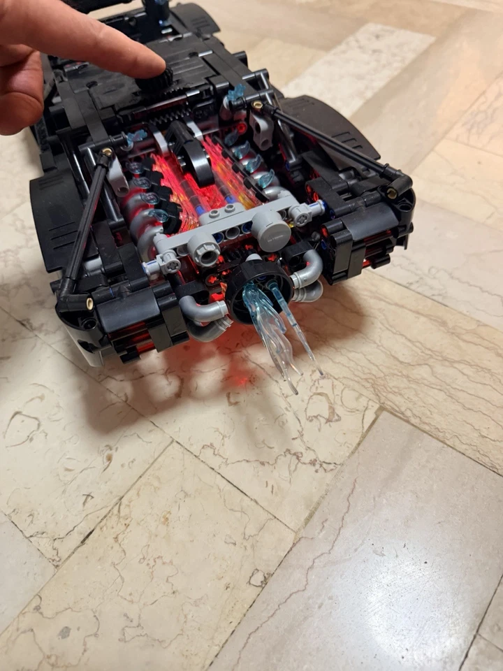 LEGO Technic 42127 The Batman - Batmobile, foto 2 di 4