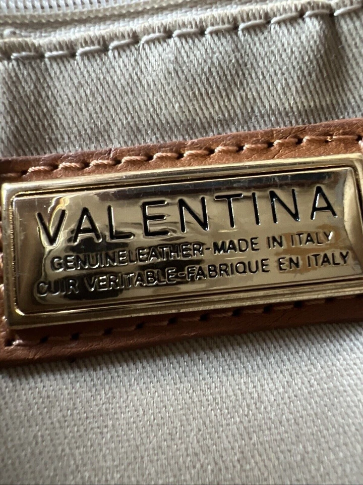 Cartera pequeña de cuero Valentina blanca con estampado de avestruz en relieve Foto 3 de 4