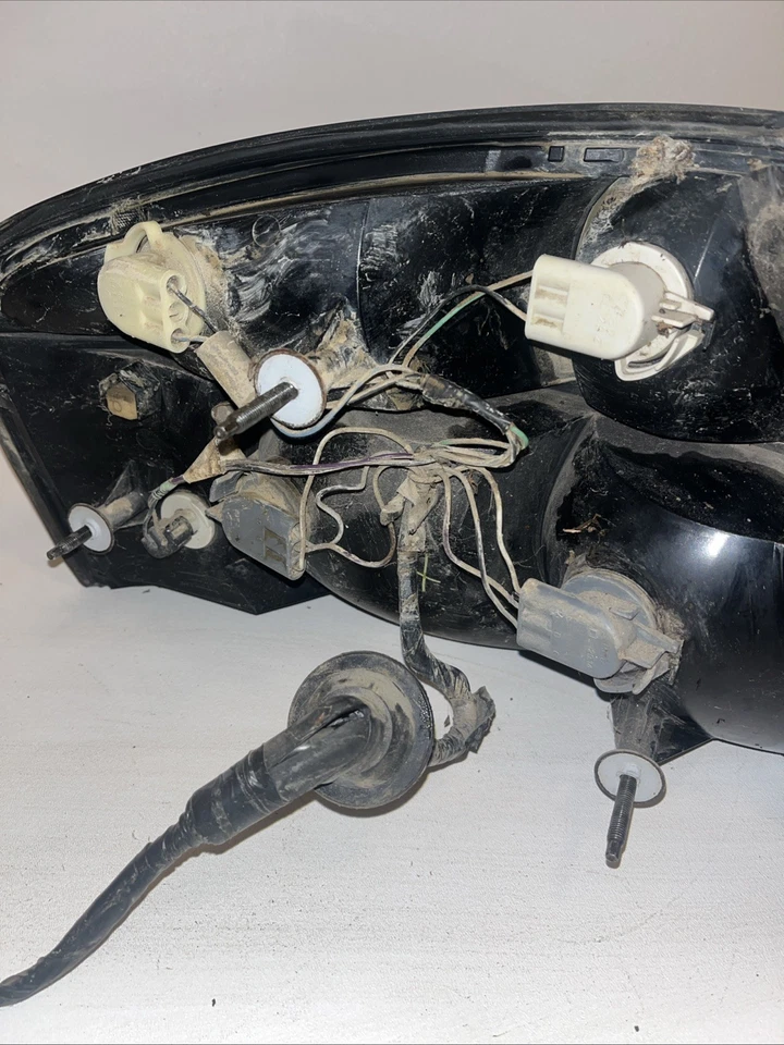 2000-2005 Pontiac Bonneville Right Passenger RH Tail Light Taillight Lamp OEM - Image 3 of 4