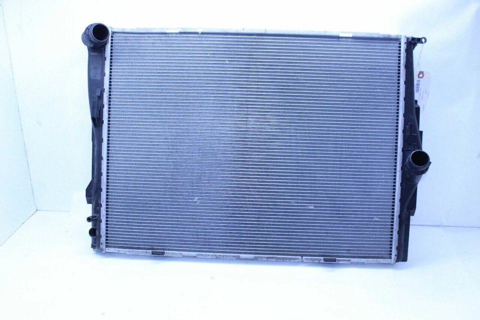 2008-2013 BMW M3 Radiator OEM Used - Imagem 2 de 4
