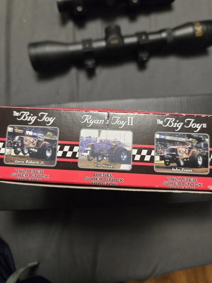 1/64 Case IH Roberts Pulling Team 3 Piece Pulling Tractor Set - Image 4 of 4