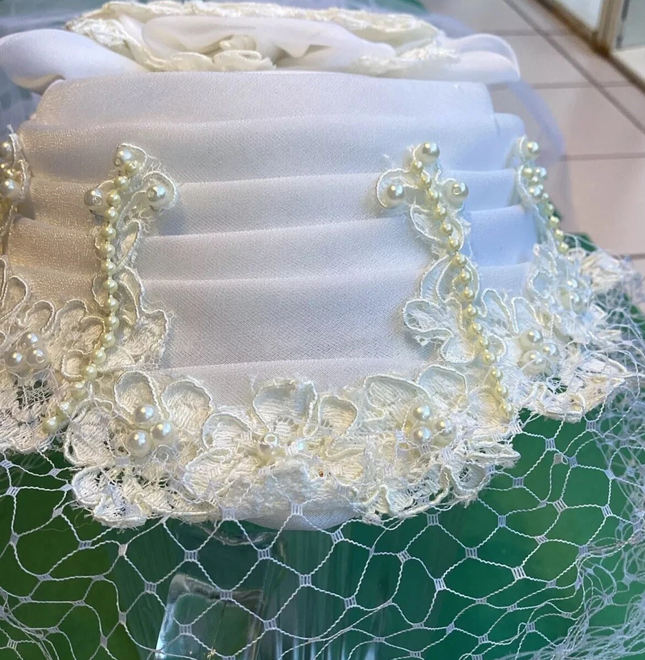 Tocado de encaje blanco vintage Pronuptia of Paris floral con cuentas velo de boda gorra Foto 4 de 4