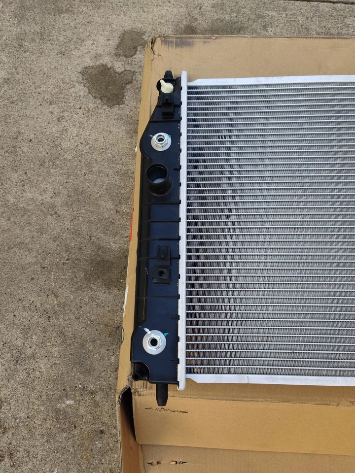 Chevrolet Corvette Z51 2005 2006 2007 solo radiador de transmisión manual  Foto 3 de 4