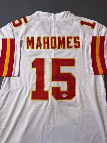 Patrick Mahomes Autographed Kansas City Chiefs #15 White Jersey Beckett COA