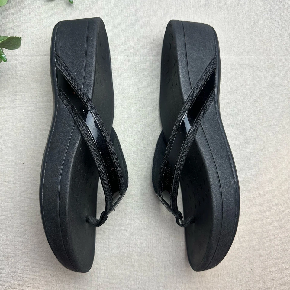 Sandalia de plataforma de marea alta Vionic talla 9 charol tanga sin cordones negra Foto 2 de 4