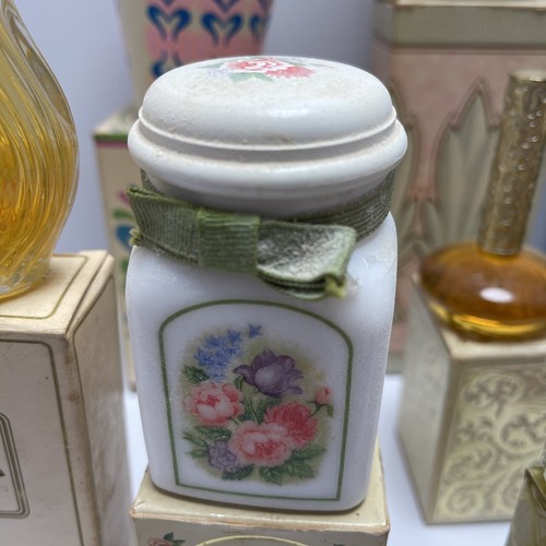 Lot Of 16 Avon Products, Milk Glass, Bottles, Soaps, Candle, Perfumes, Cremes - Picture 11 of 12