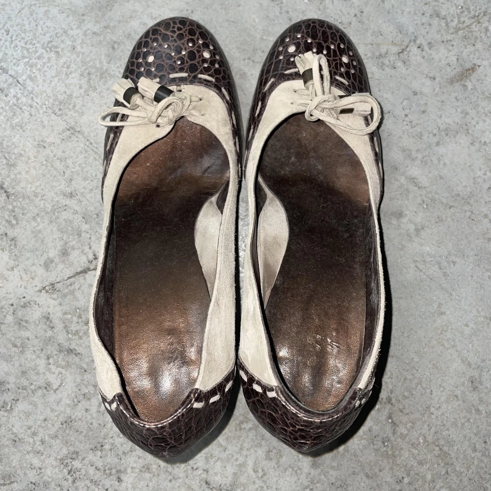 Zapatos de salón de gamuza de cuero en relieve de cocodrilo hechos en Italia para mujer talla 8,5 marrón beige Foto 2 de 4