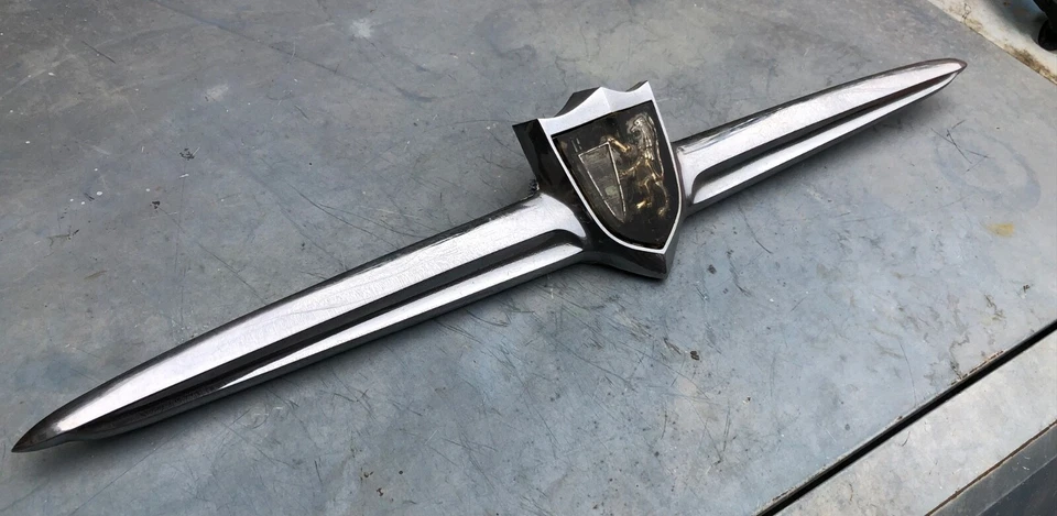 Chrysler New Yorker 1955 emblema de maletero Foto 2 de 4