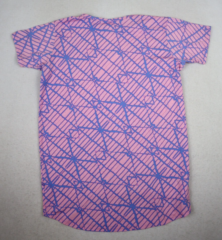 LULAROE - GRACIE - BLUSA TÚNICA HI-LO MANGA CURTA ESTAMPA ROSA E ROXA - TAMANHO 12 - Imagem 4 de 4