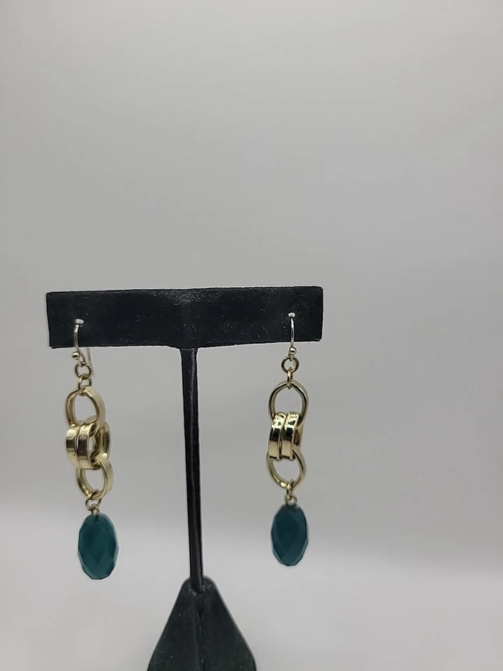 Brincos vintage ganchos perfurados tom dourado verde-azulado facetado fantasia joia - Imagem 3 de 4