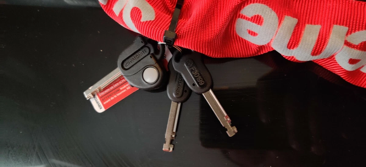 Supreme®/Kryptonite Integrated Chain Lock. Comes with 3 keys