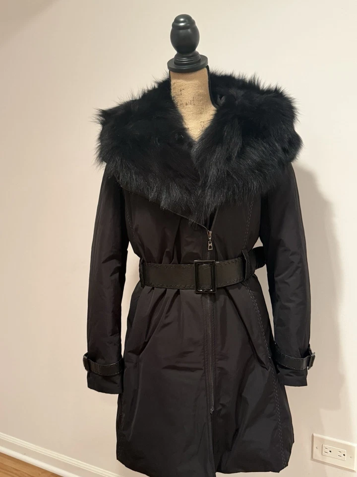 Casaco Belle Fare preto de penas de ganso pele de raposa genuína tamanho grande capuz couro com cinto M