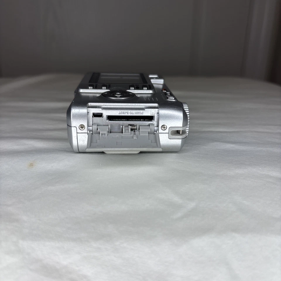 Kodak EasyShare C533 5.0MP Digital Camera - Silver For Parts/Repair - Image 4 of 4