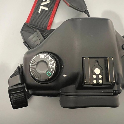 Canon EOS 5D 12.8 MP Digital SLR Camera - Picture 9 of 16