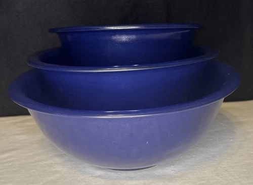 Set of 3 Vintage Pyrex Purple Amethyst Glass Nesting Mixing Bowls  322 323 325