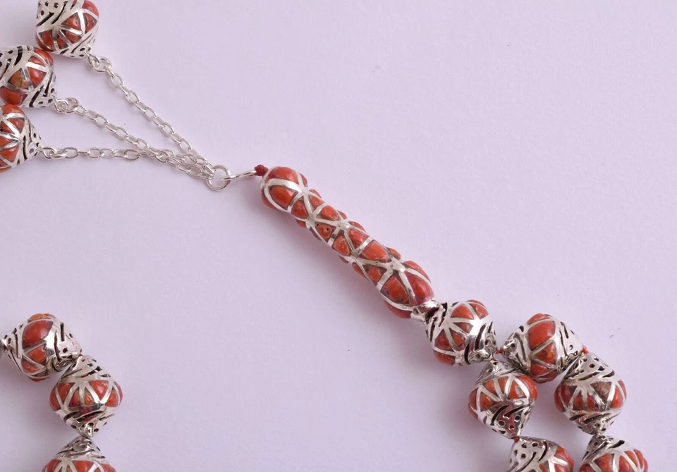 Perline di preghiera intarsiate rialzate islamiche in corallo rosso e argento... - Immagine 2 di 4