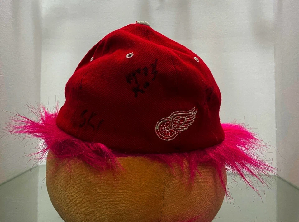 DETRIOT RED WINGS ALL SQUAD SIGNED ZEPHYR BRAND SIZE S NHL HOCKEY CAP - Image 4 of 4
