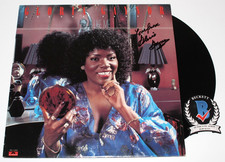 SINGER GLORIA GAYNOR SIGNED 'I KINDA LIKE ME' VINYL RECORD ALBUM LP BECKETT COA