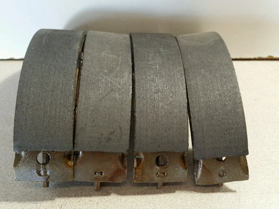 Zapata de freno de tambor con revestimiento Bendix R644 - 2 puertas traseras, se adapta a vehículos enumerados en la tabla Foto 3 de 4