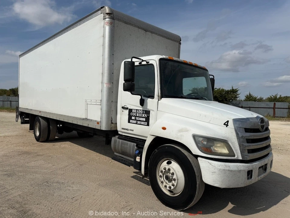 2018 Hino 258 26' S/A Enclosed Box Delivery Van Truck Lift Gate A/T bidadoo - Image 2 of 4
