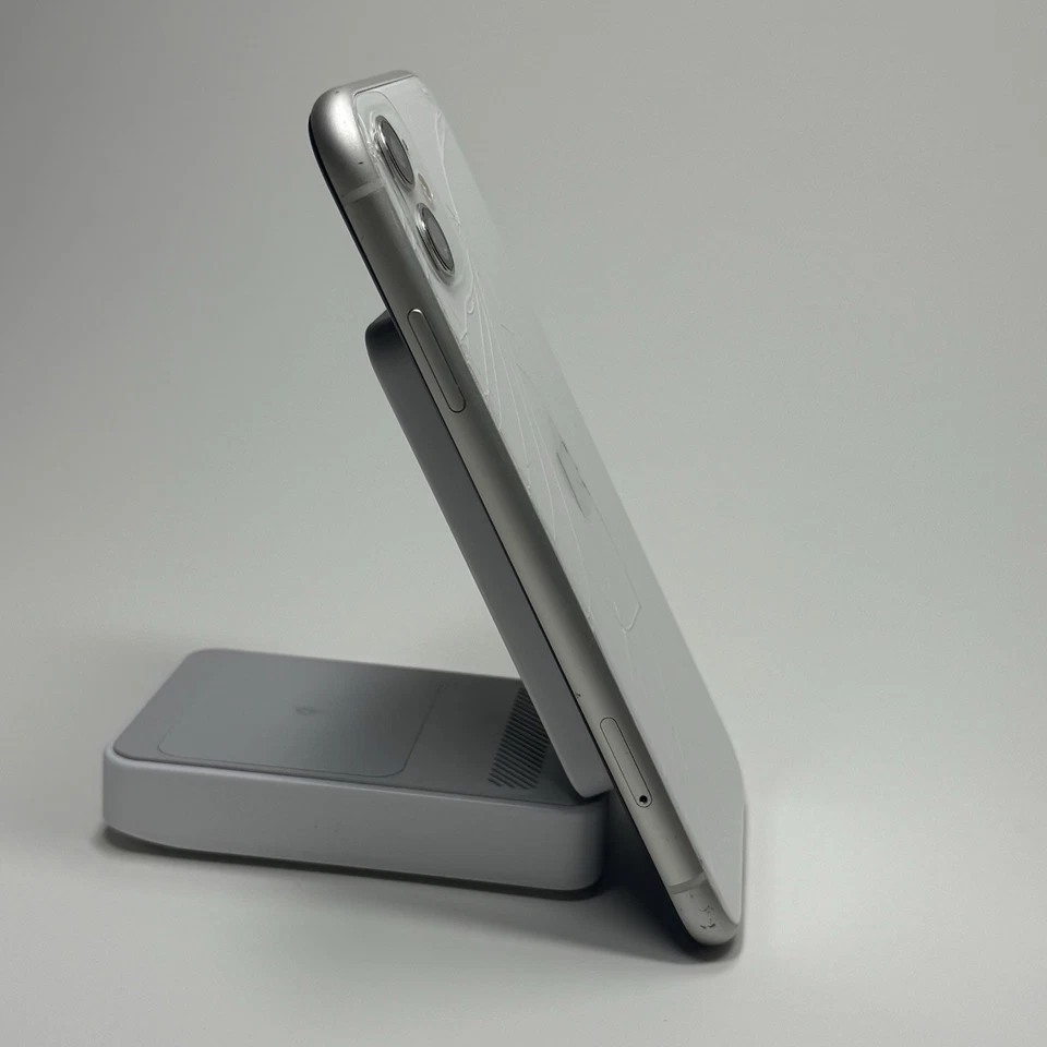 Unlocked Apple iPhone 11 64GB White | MWLT2HN/A | bad back/Battery - Image 3 of 4