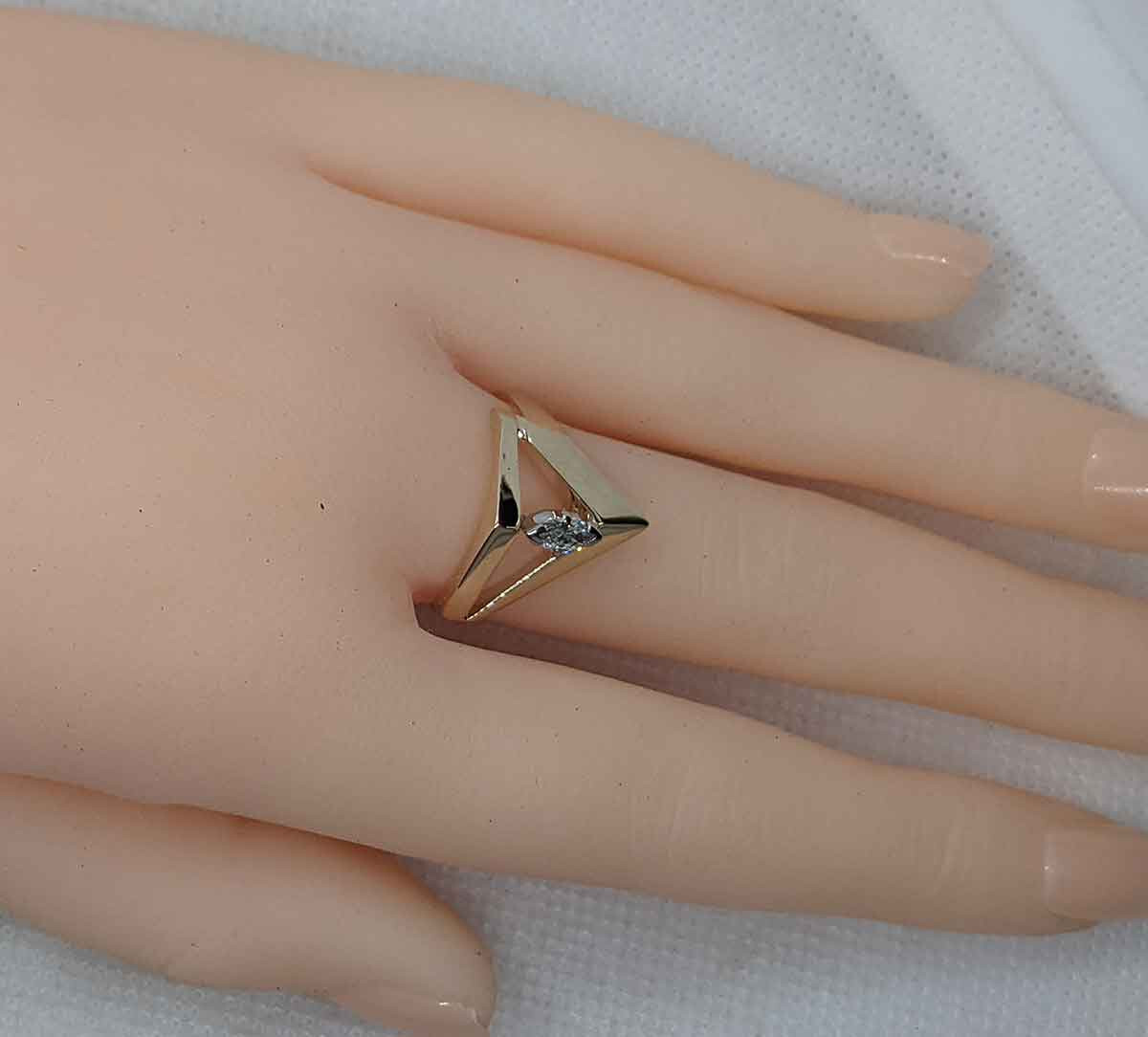 14k Solid Yellow Gold Designer Single Diamond Odd… - image 1