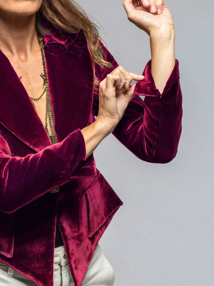 Blazer de terciopelo para mujer con cierre de un solo botón Foto 3 de 4