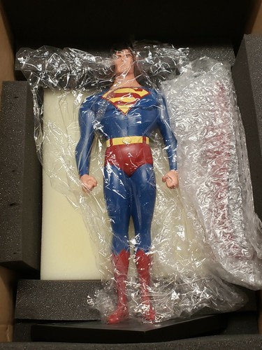 Warner Bros. Studio Store Superman Maquette | Superman Adventures | 691/2500 - Picture 6 of 10