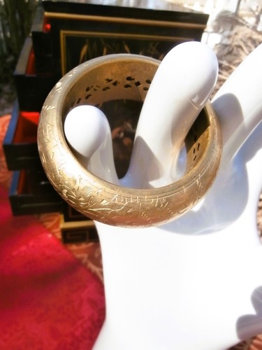 Estate Vintage Wide Gold Tone Brass Bangle Artisan Abstract Design Boho Bracelet - Picture 3 of 10